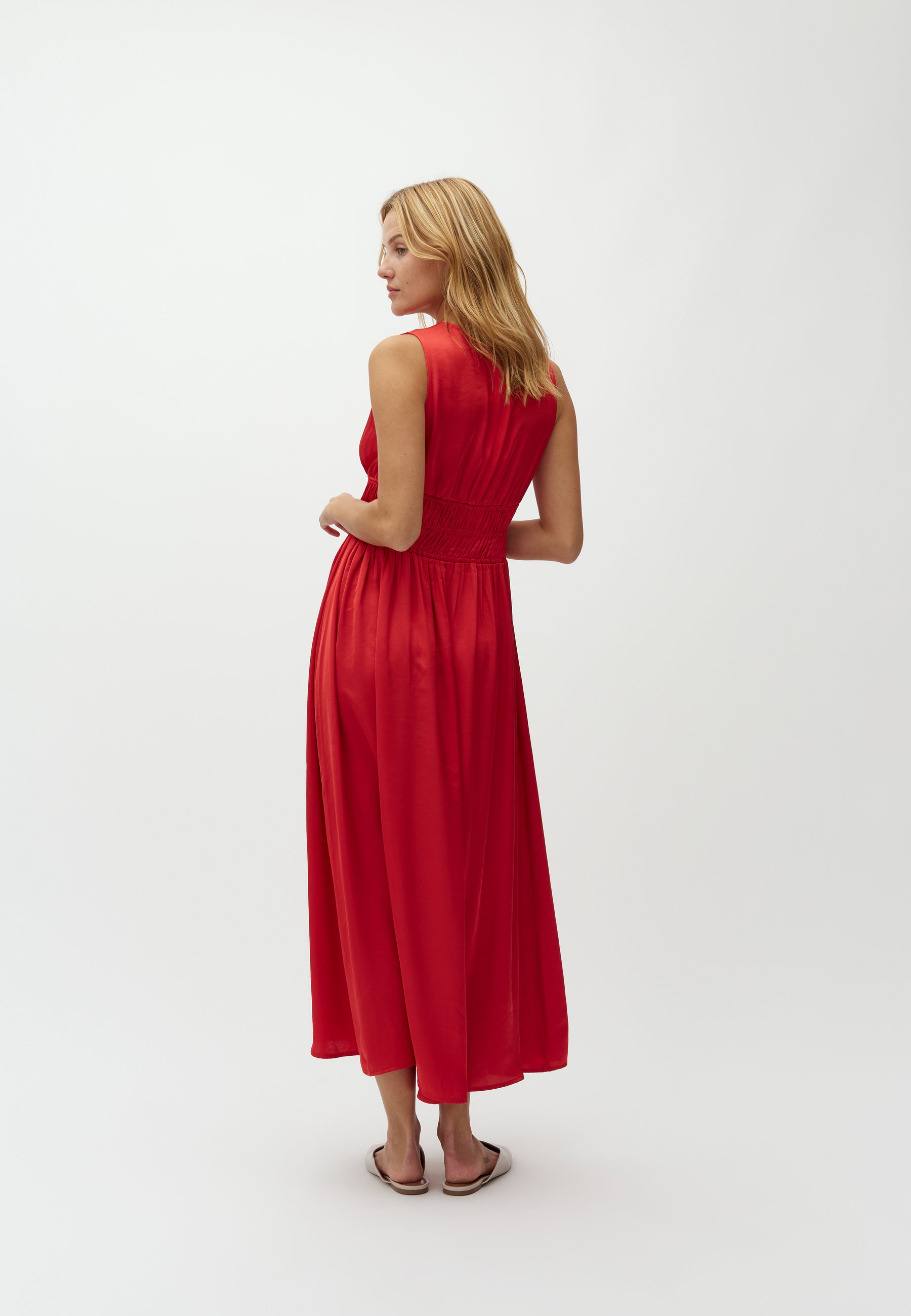 Marja-M_Rococco Red_Model_1