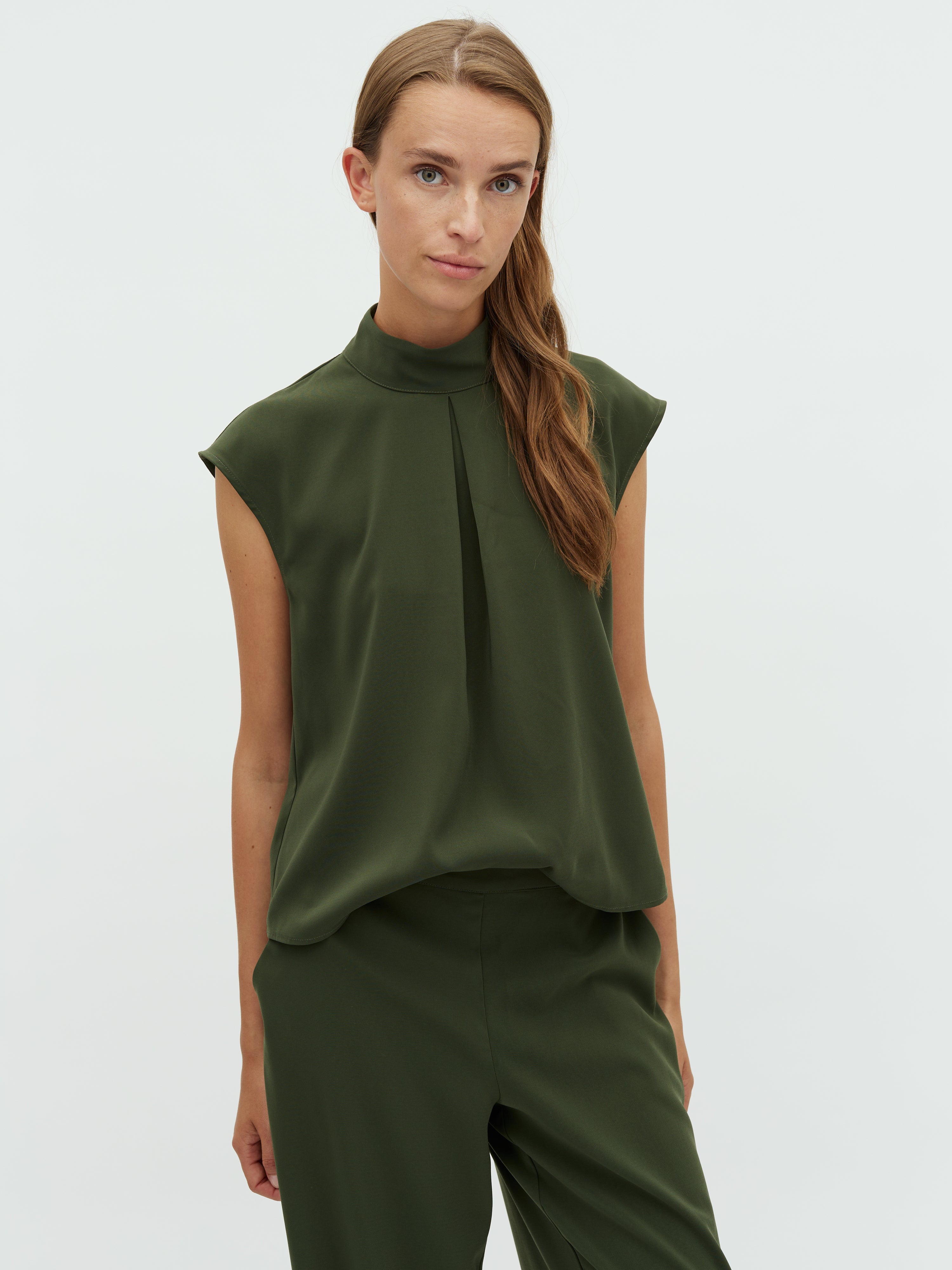 Maaja-M_Pine Green_Model_1