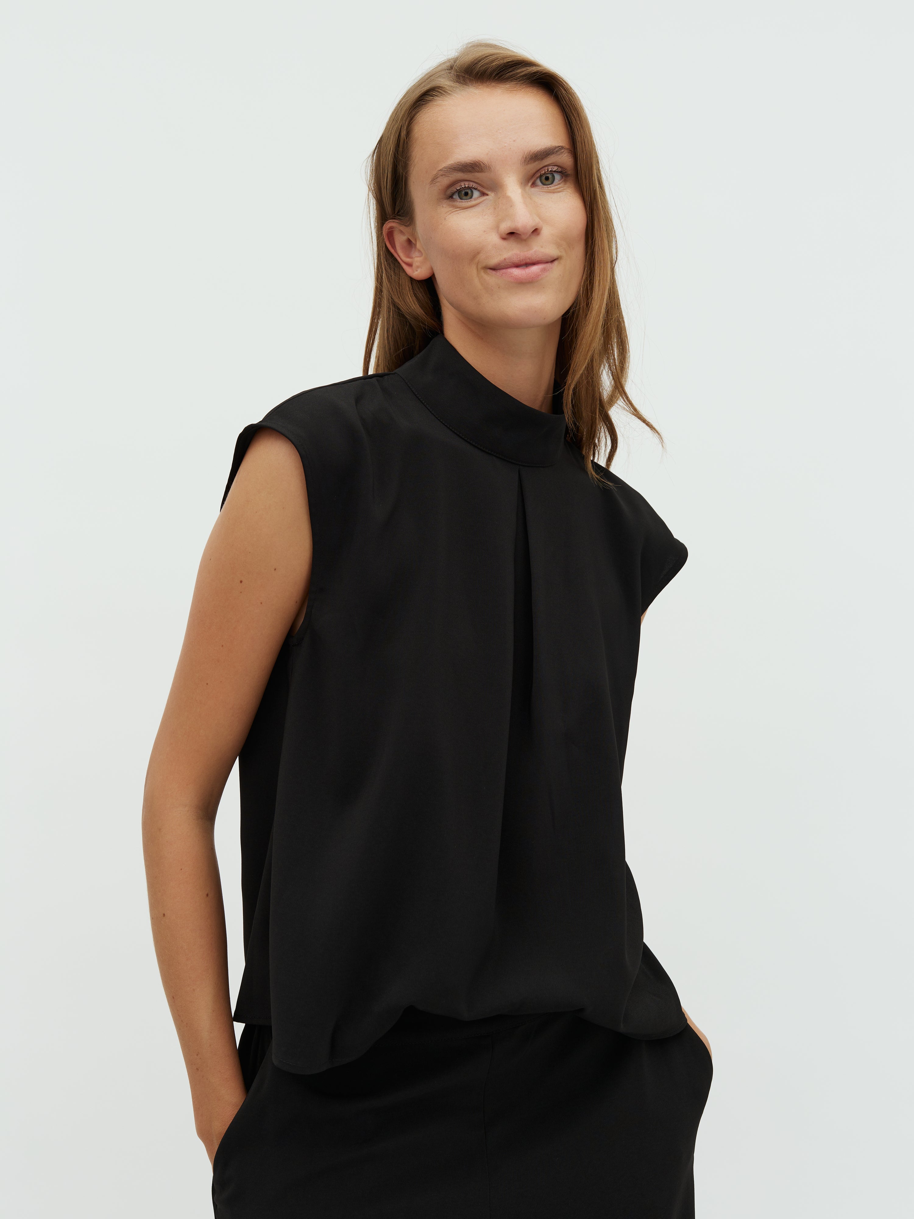 Maaja-M_Black_Model_1