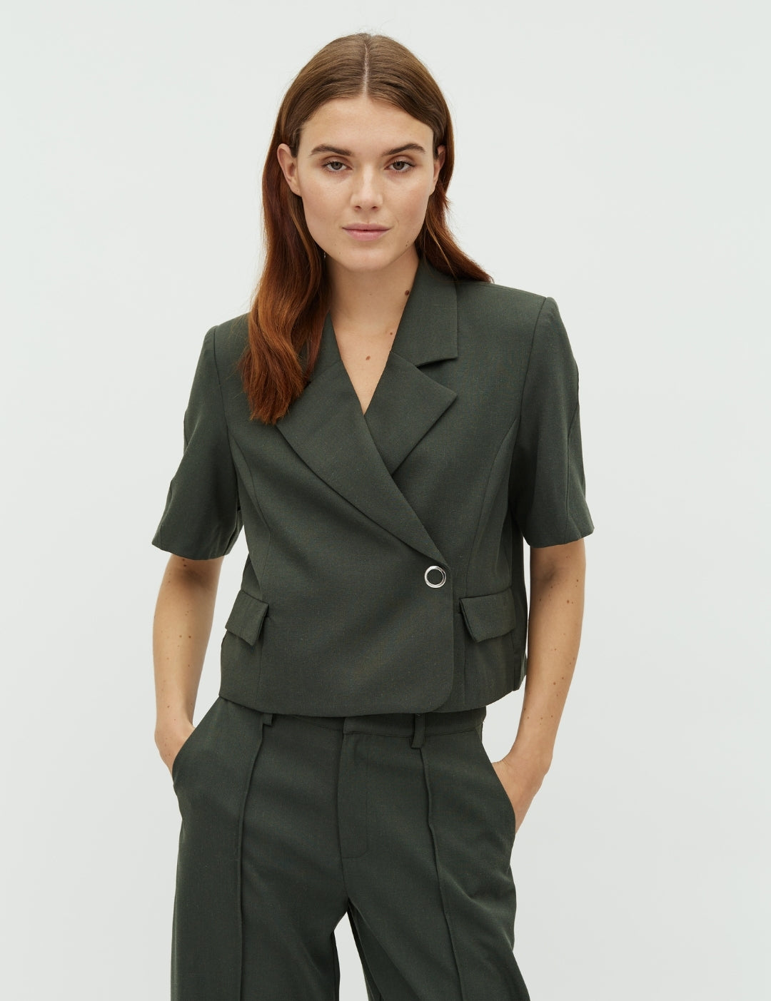 Robina-M_Pine Green_Model_0