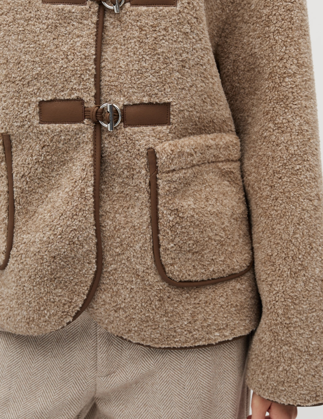 Keisa-M_Grey Coffee Melange_Model_3