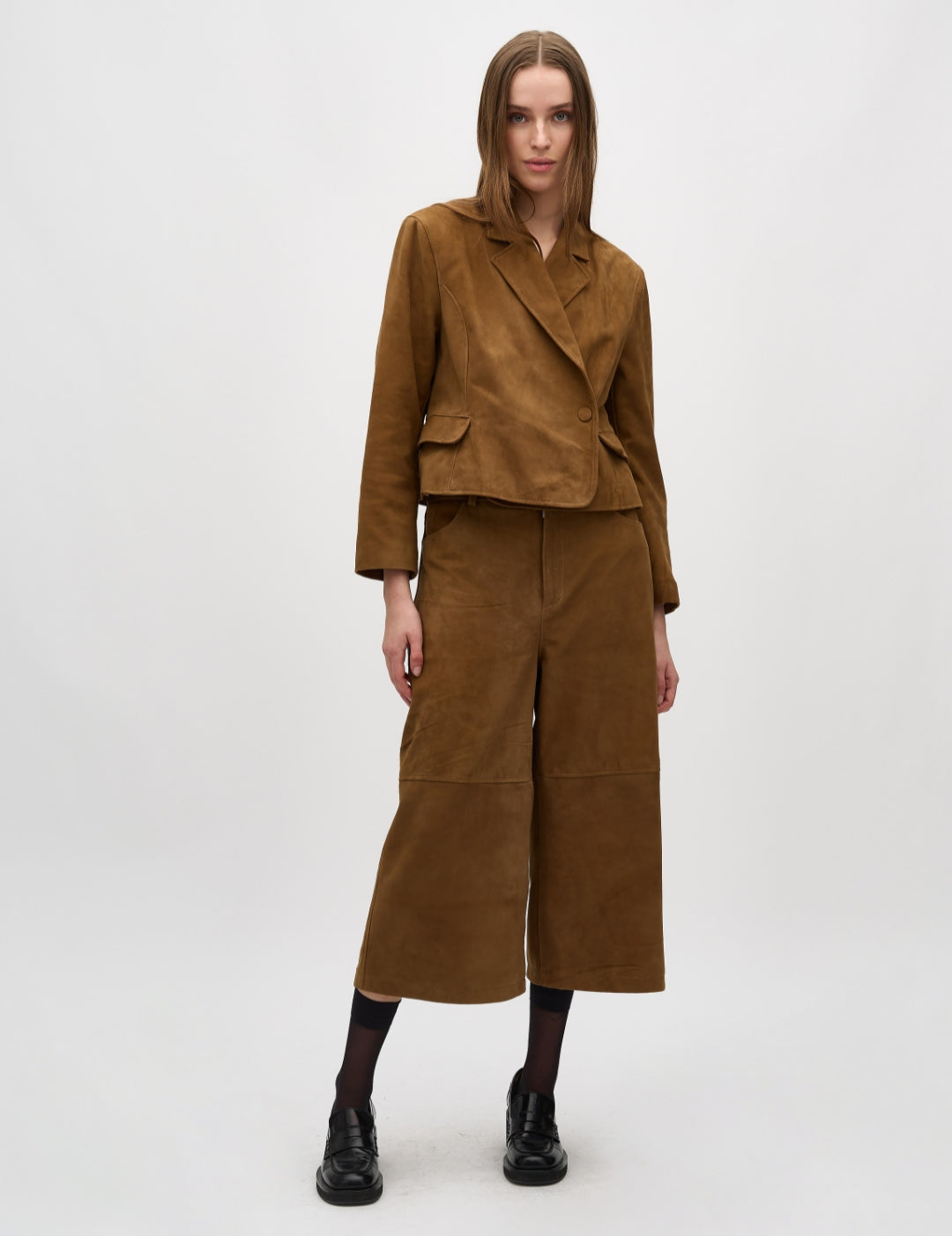 Iva-M_Cognac Brown_Model_2