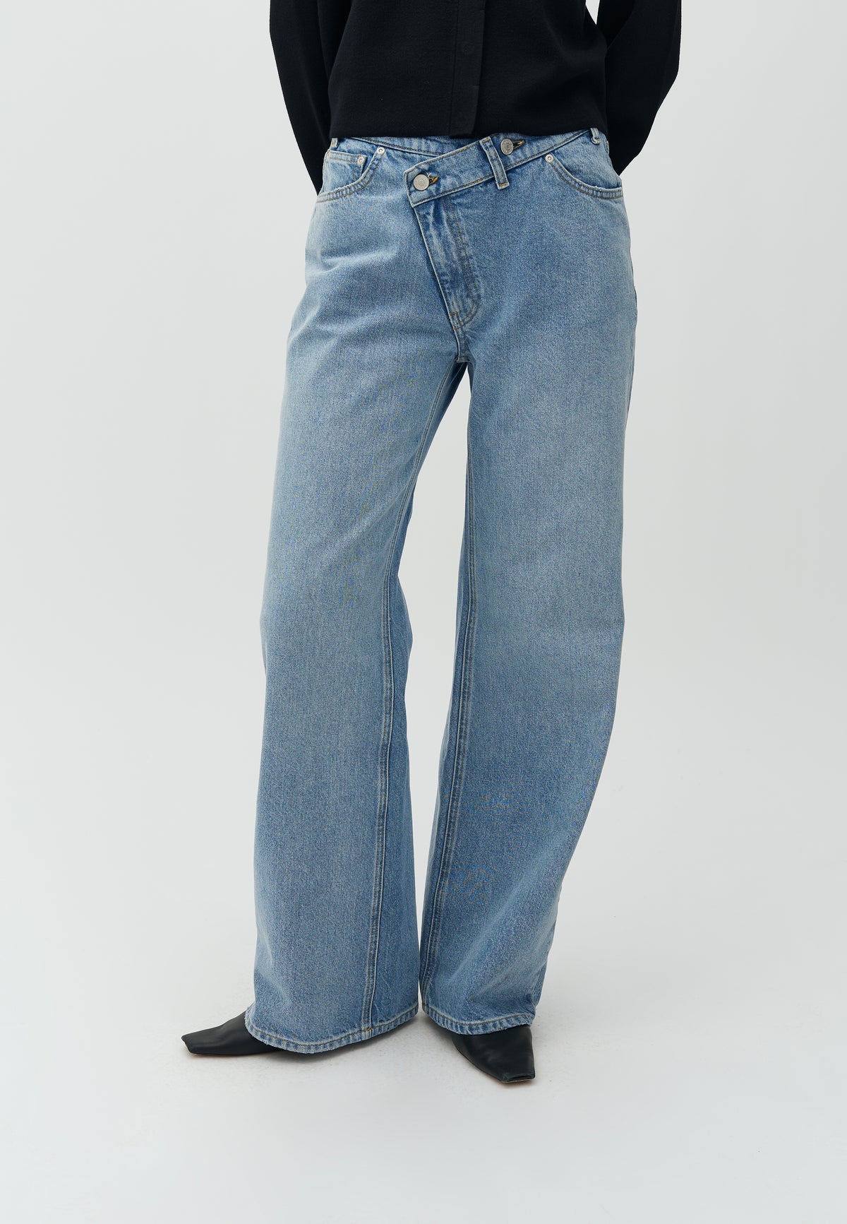 Bellmer-M_Light Blue Brushing_Model_0