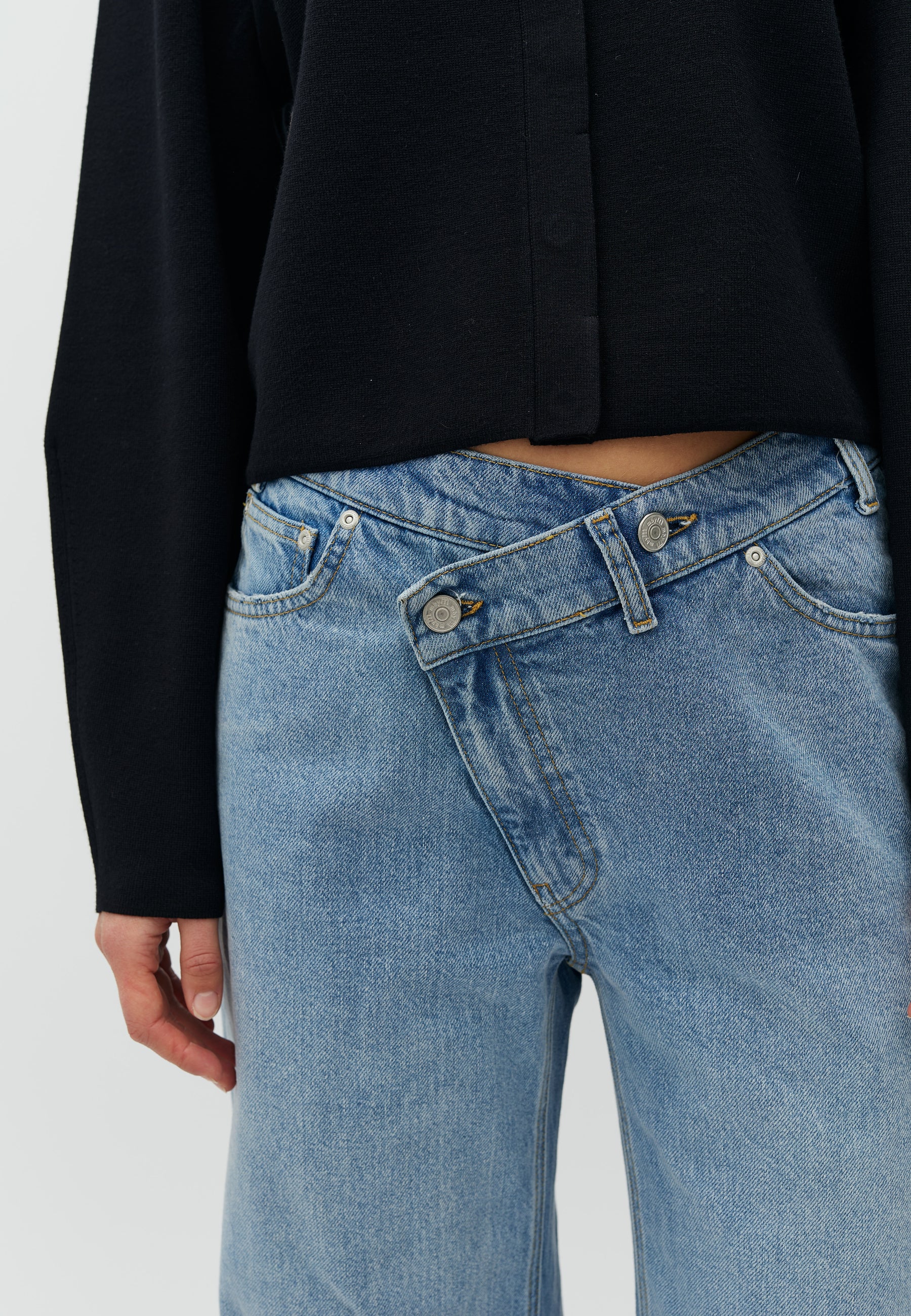 Bellmer-M_Light Blue Brushing_Model_2