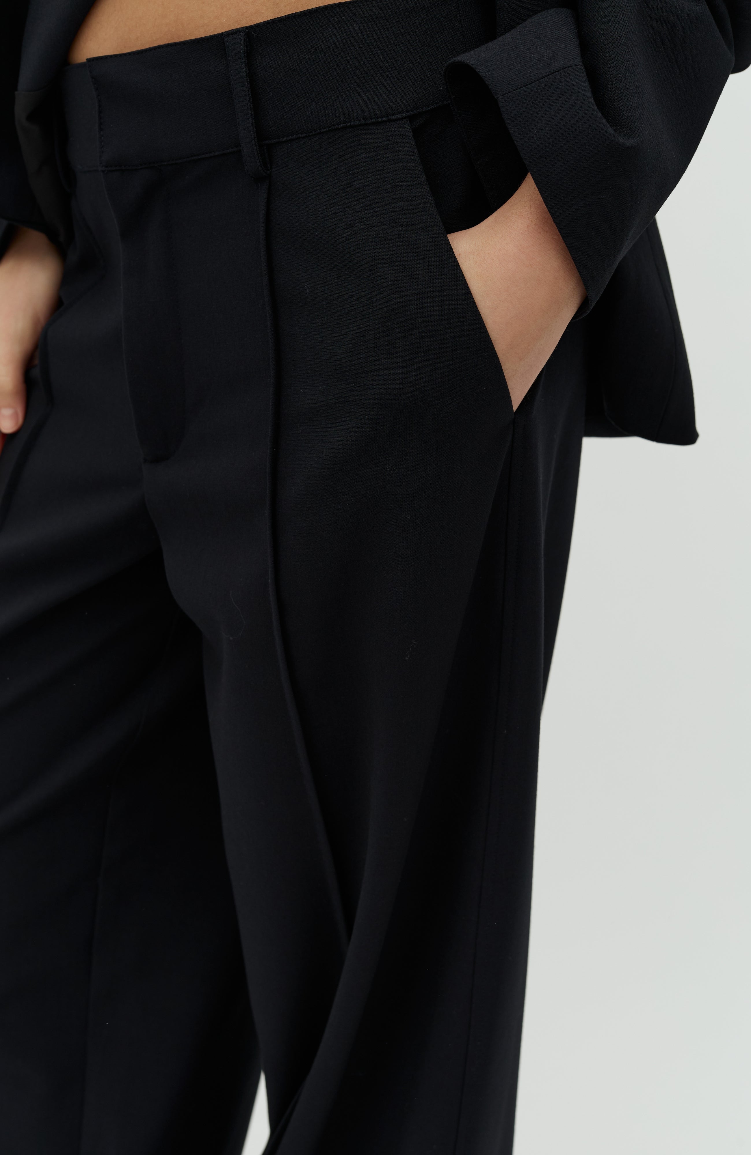 Pija-M_Black_Model_2