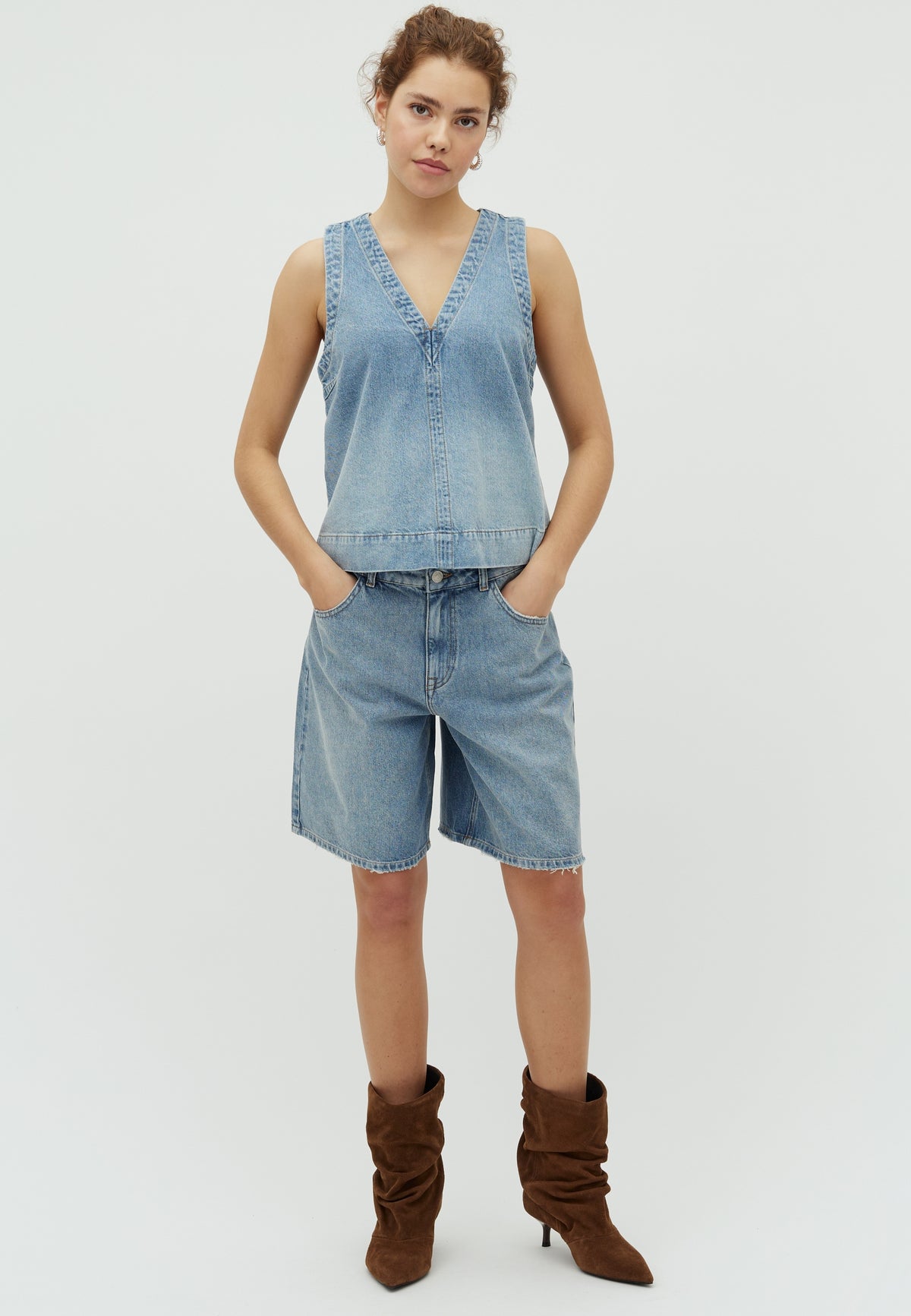 Talina-M_Light Blue Brushing_Model_0