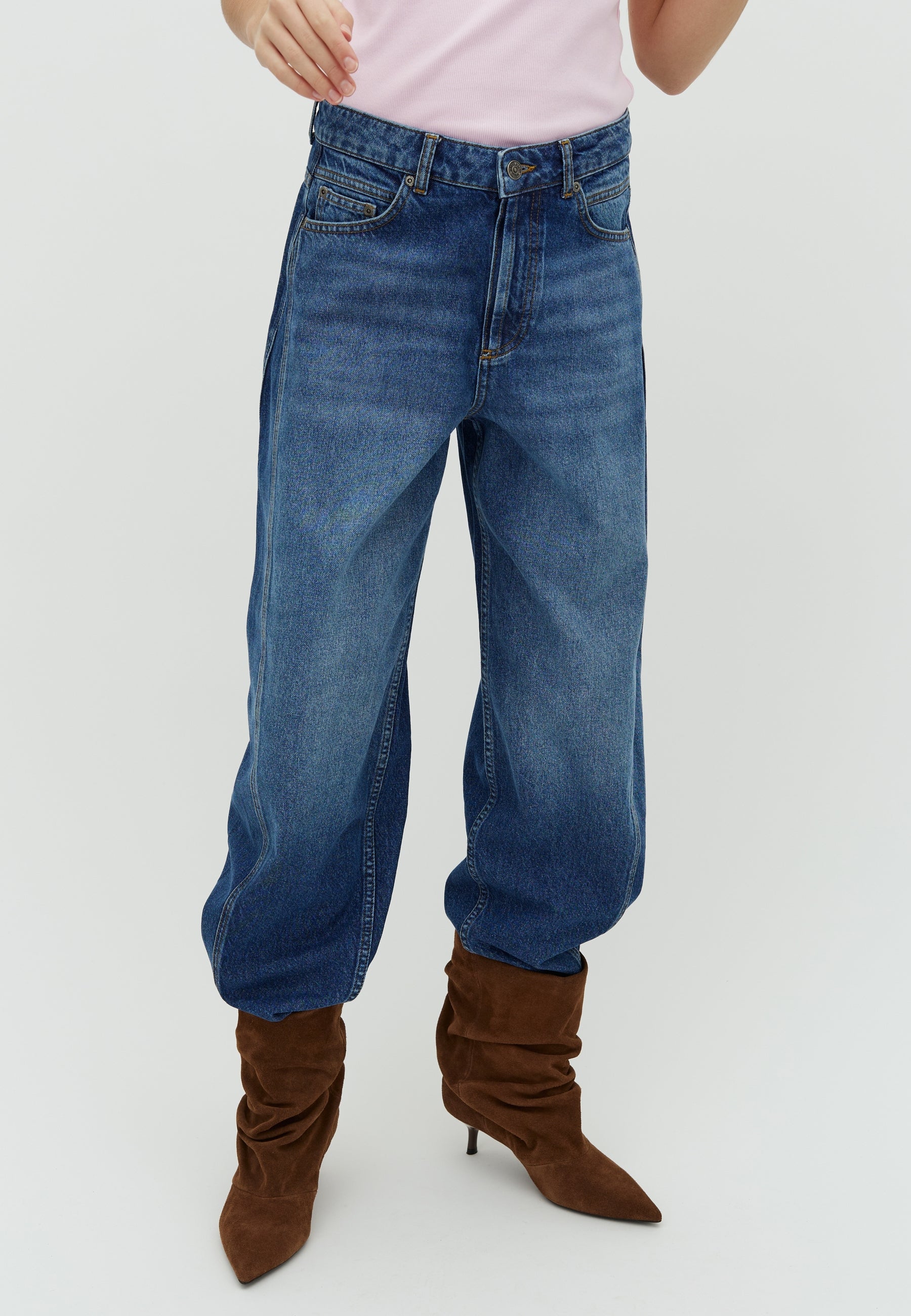 Menton-M_Vintage Blue Wash_Model_1