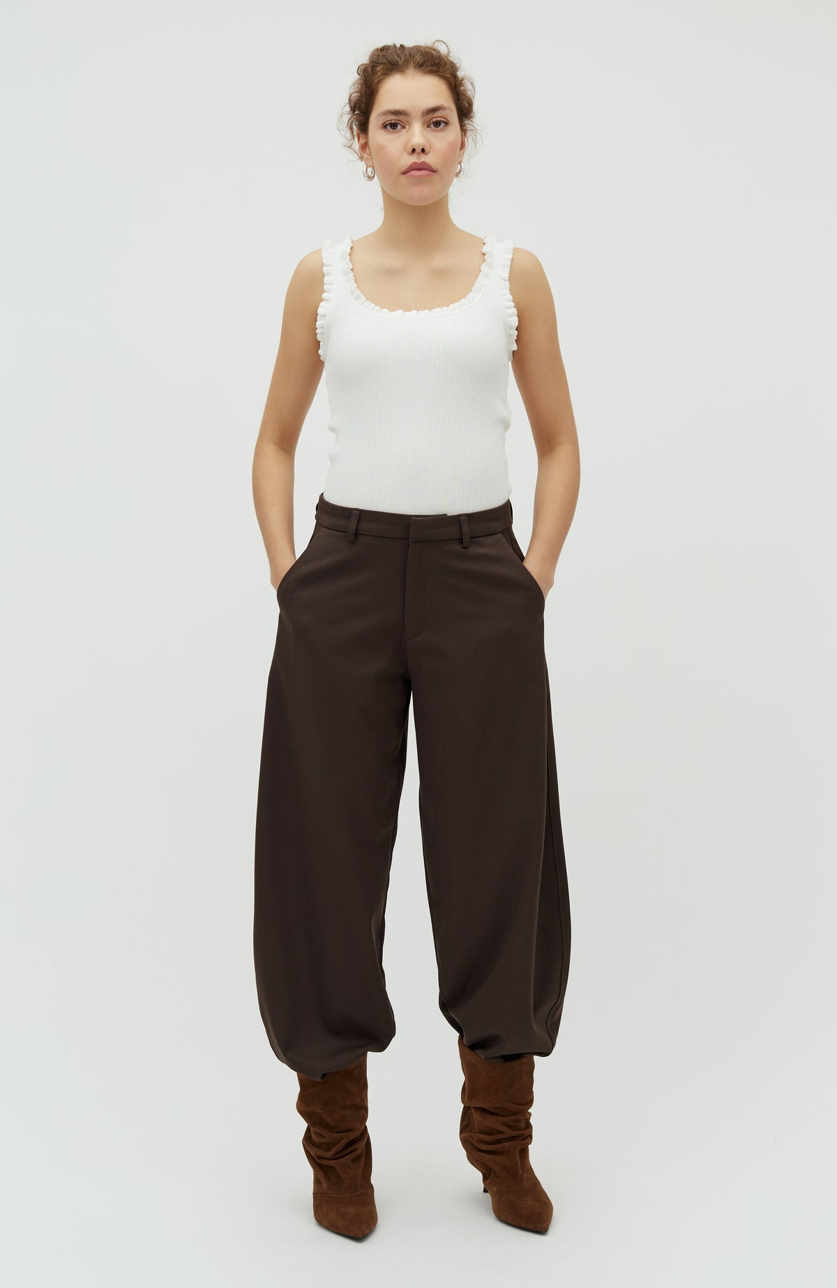 Silira-M_Coffee Brown_Model_0