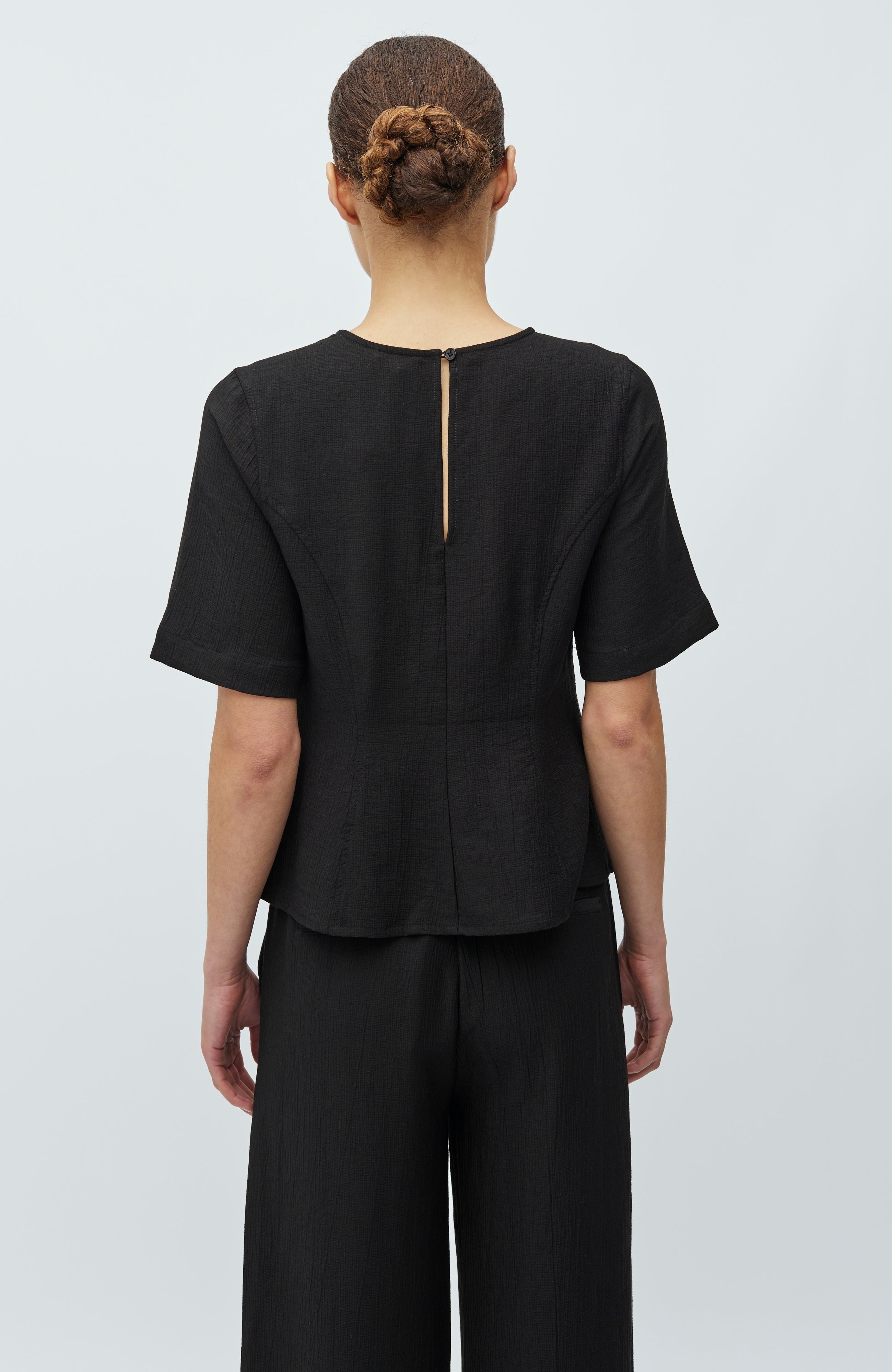 Kaely-M_Black_Model_1