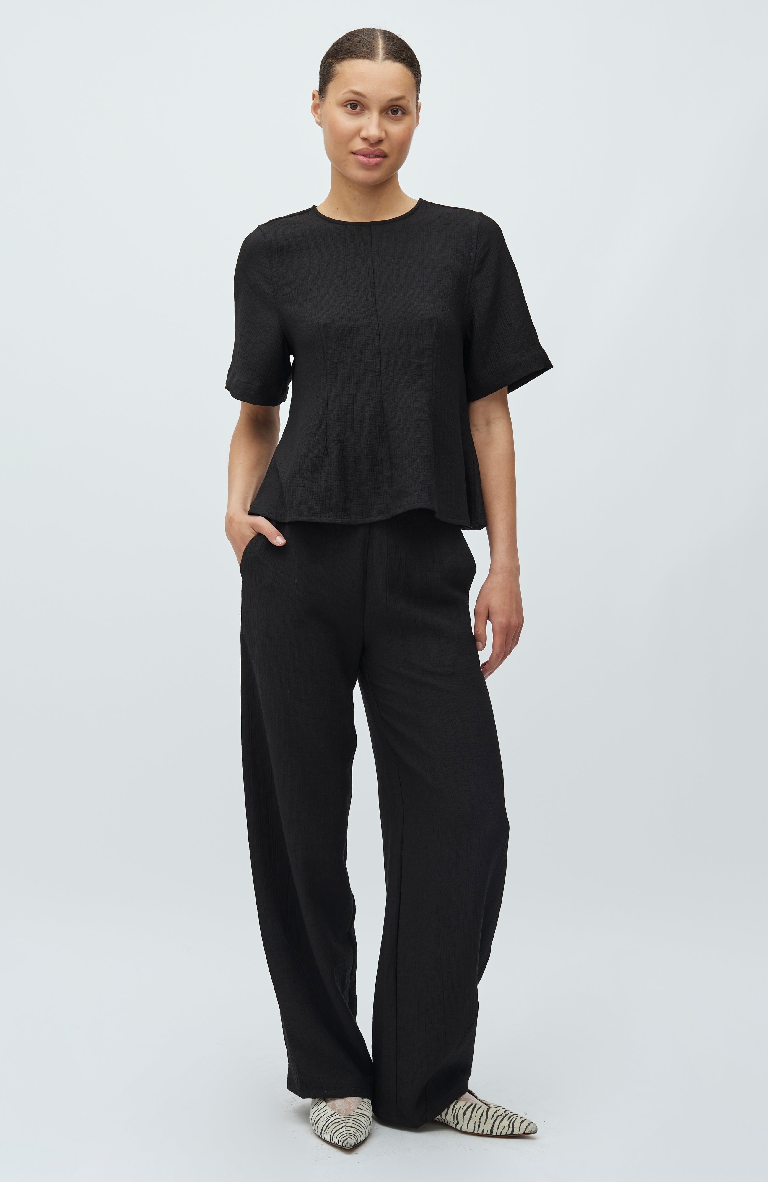 Kaely-M_Black_Model_2