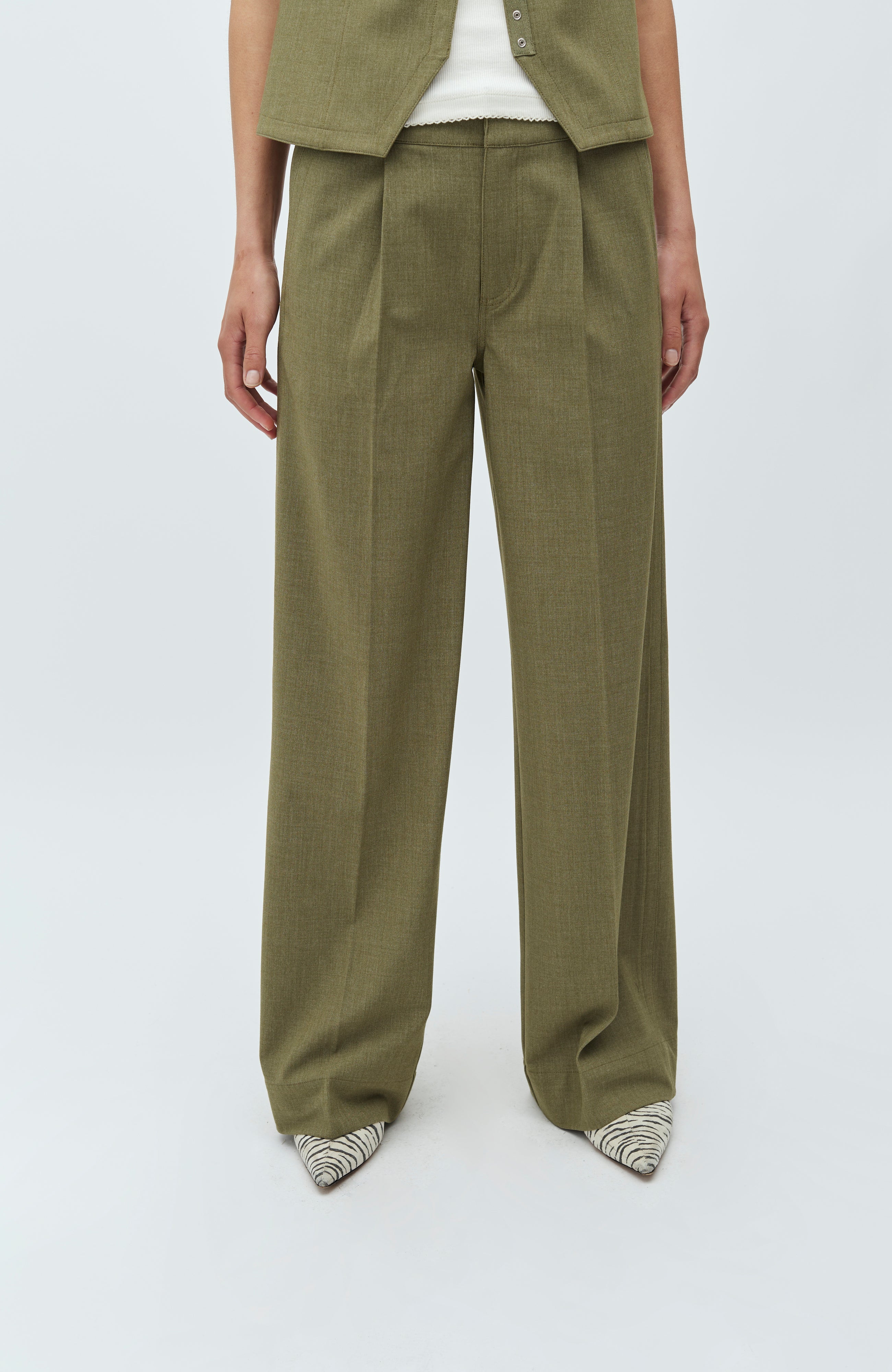 Farin-M_Dusty Olive Melange_Model_0