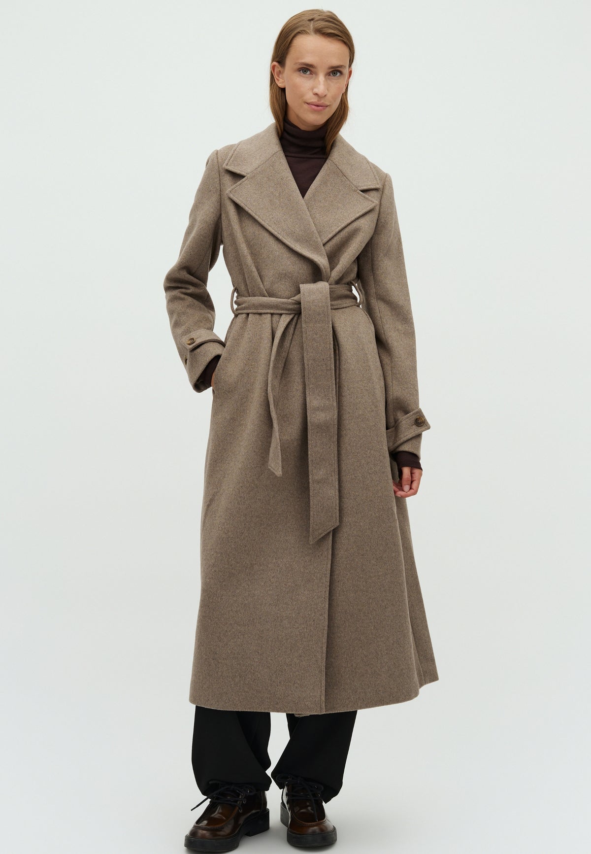 Kasimira-M_Greige Melange_Model_0