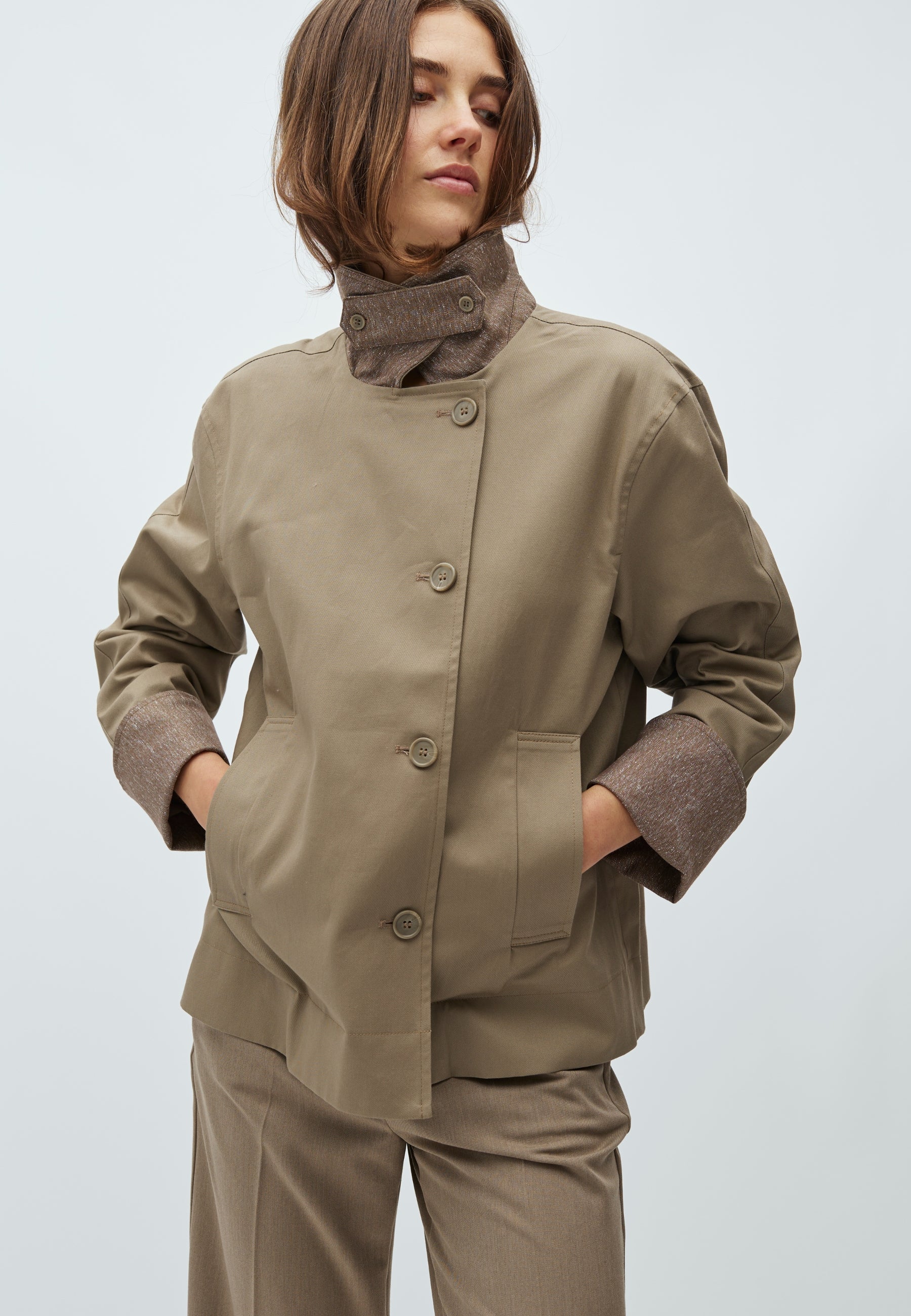 Bavina-M_Brindle Sand_Model_2