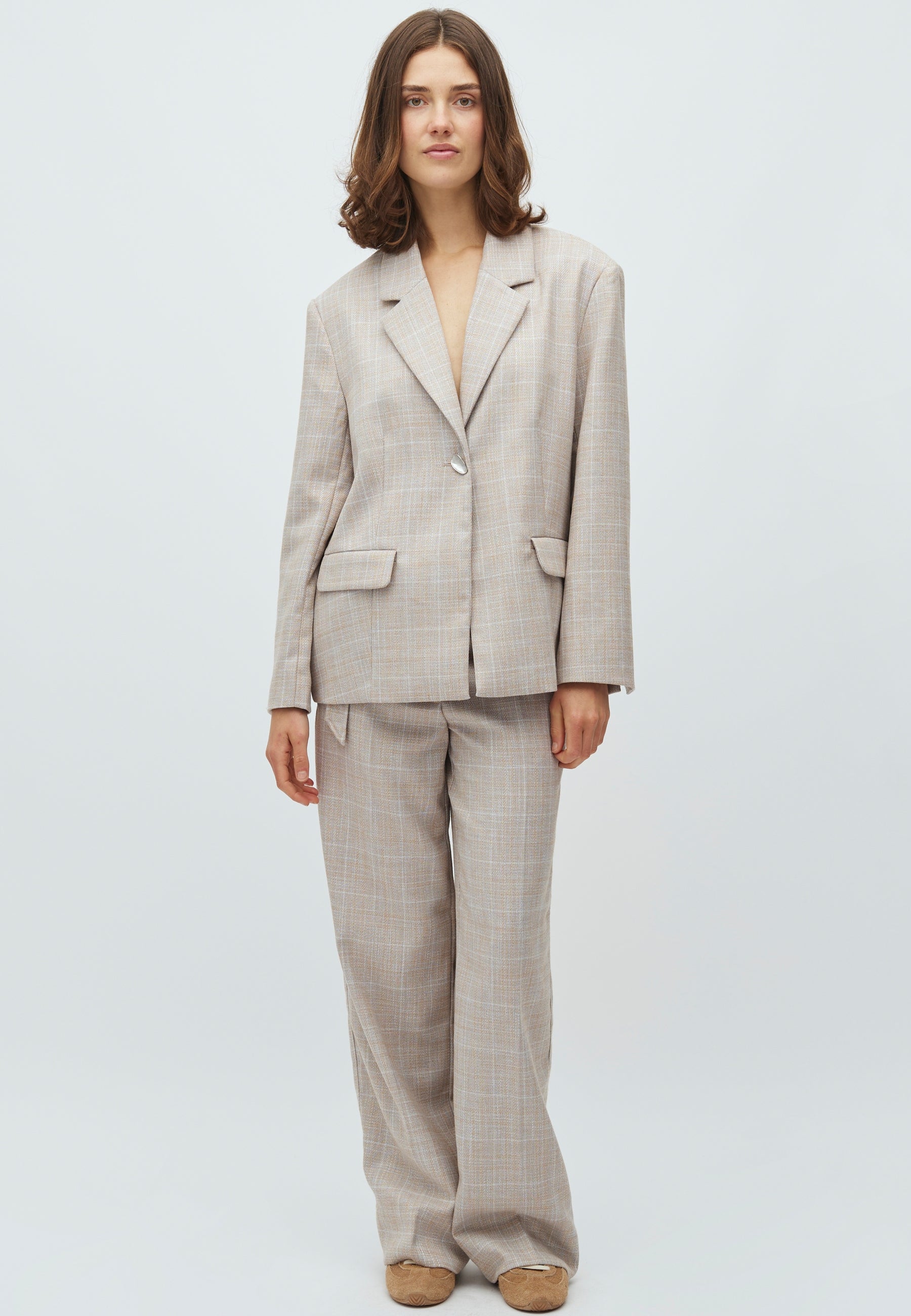 Howla-M_Beige Check_Model_3