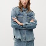 Kikki-M_Blue Soft Wash_Model_0