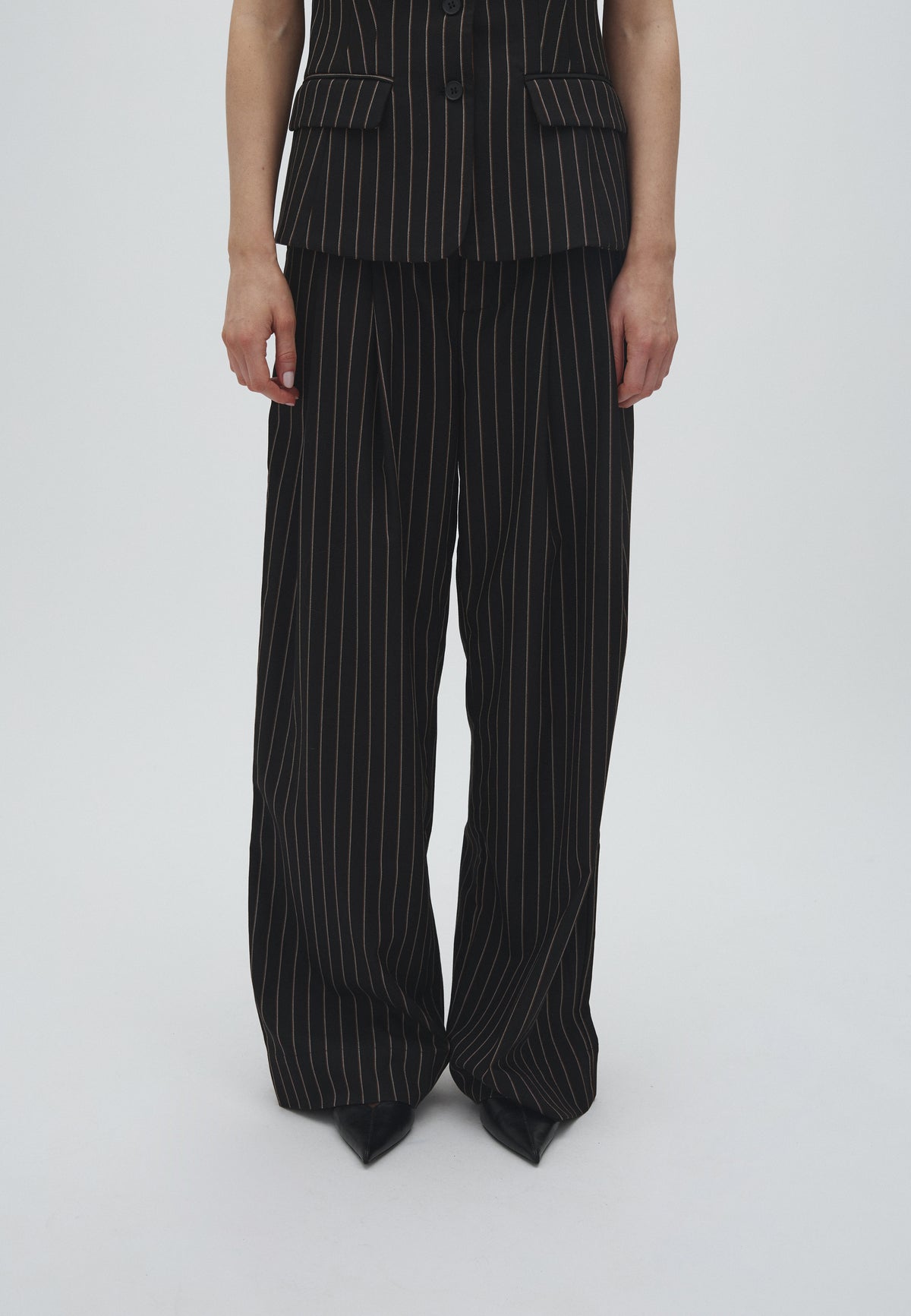 Emeli-M_Black Brown Pinstripe_Model_0