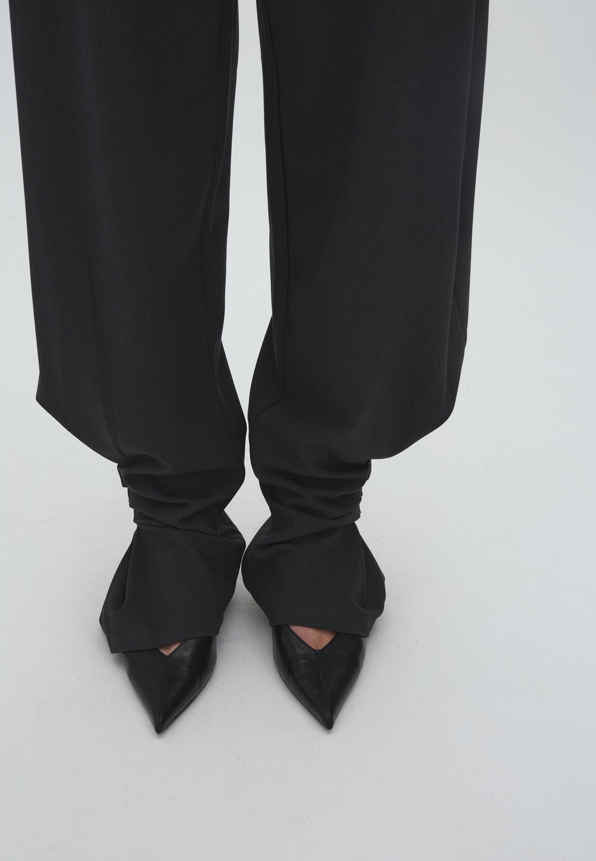 Pija Pleat-M_Charcoal Melange_Model_1