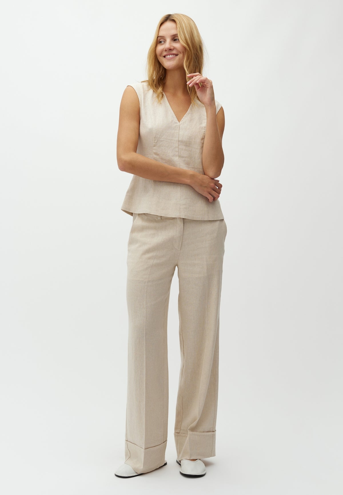 Ottavie-M_Natural Linen_Model_0