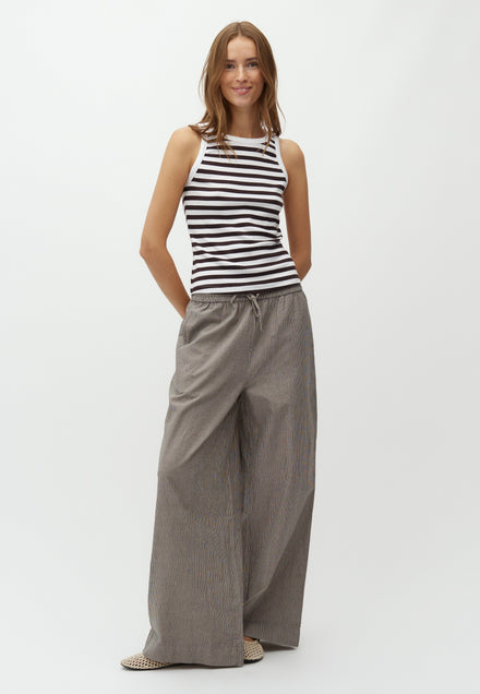Clari-M_Java White Stripe_Model_0