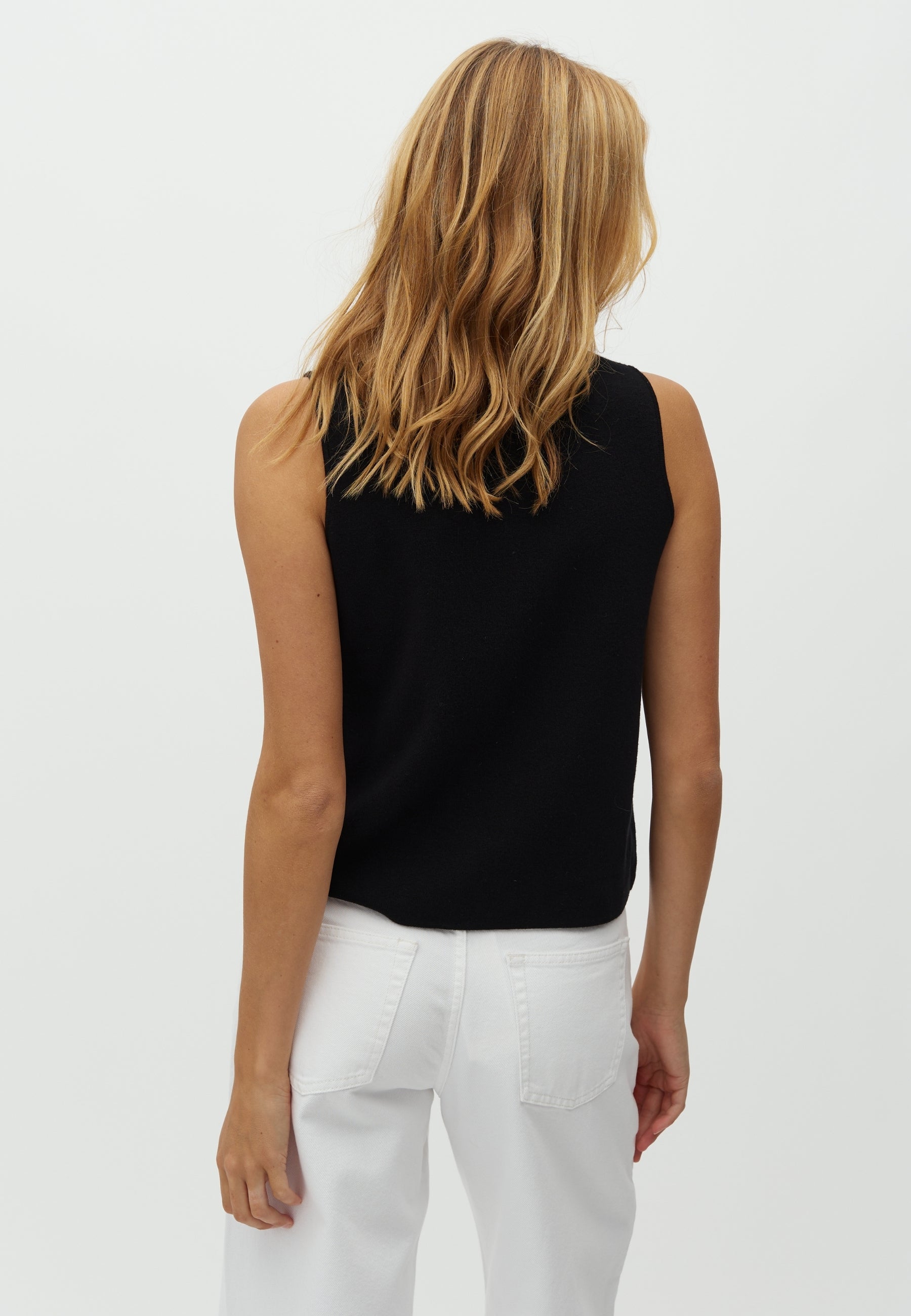 Hearttie-M_Black_Model_2