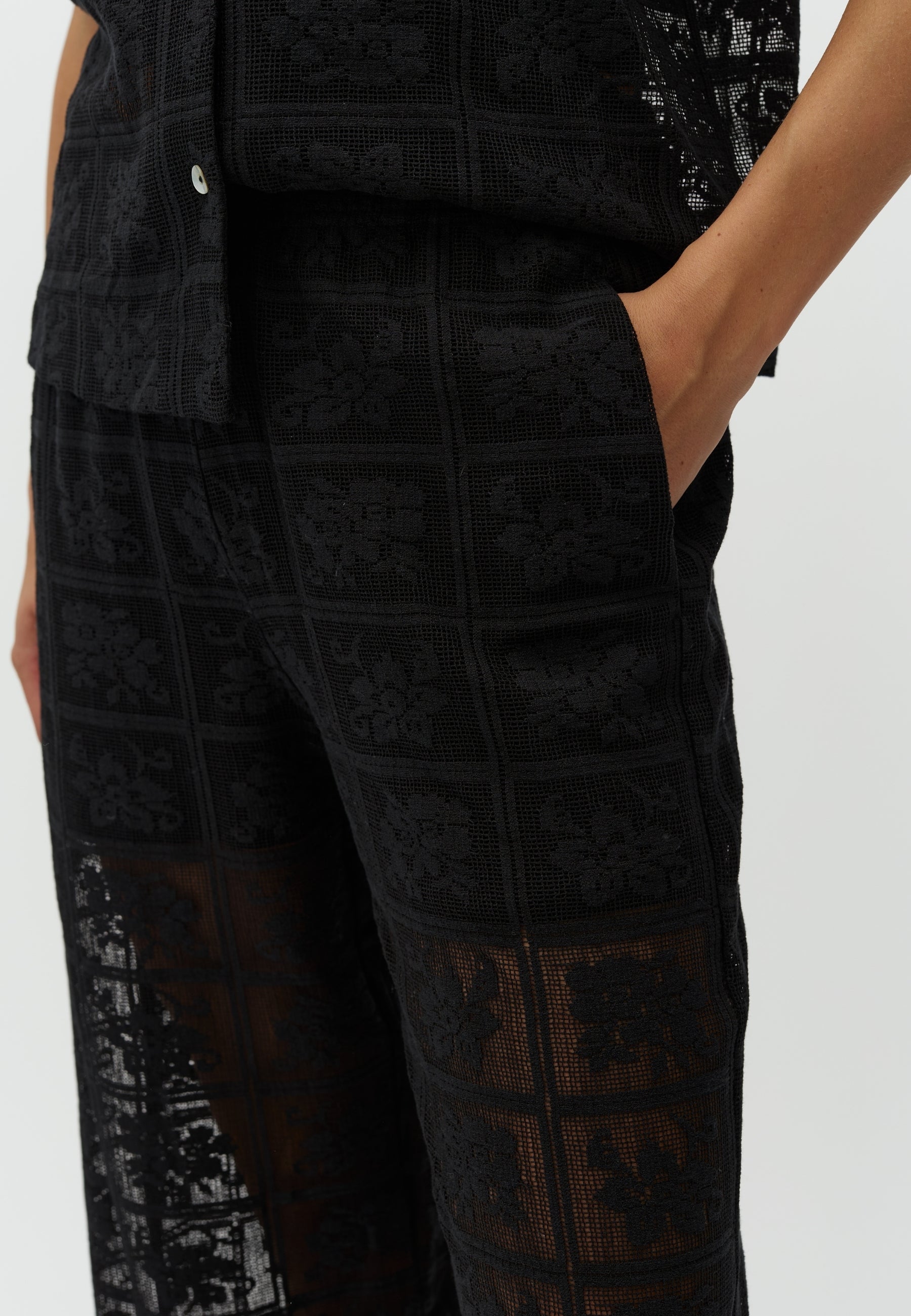 Novra-M_Black_Model_2