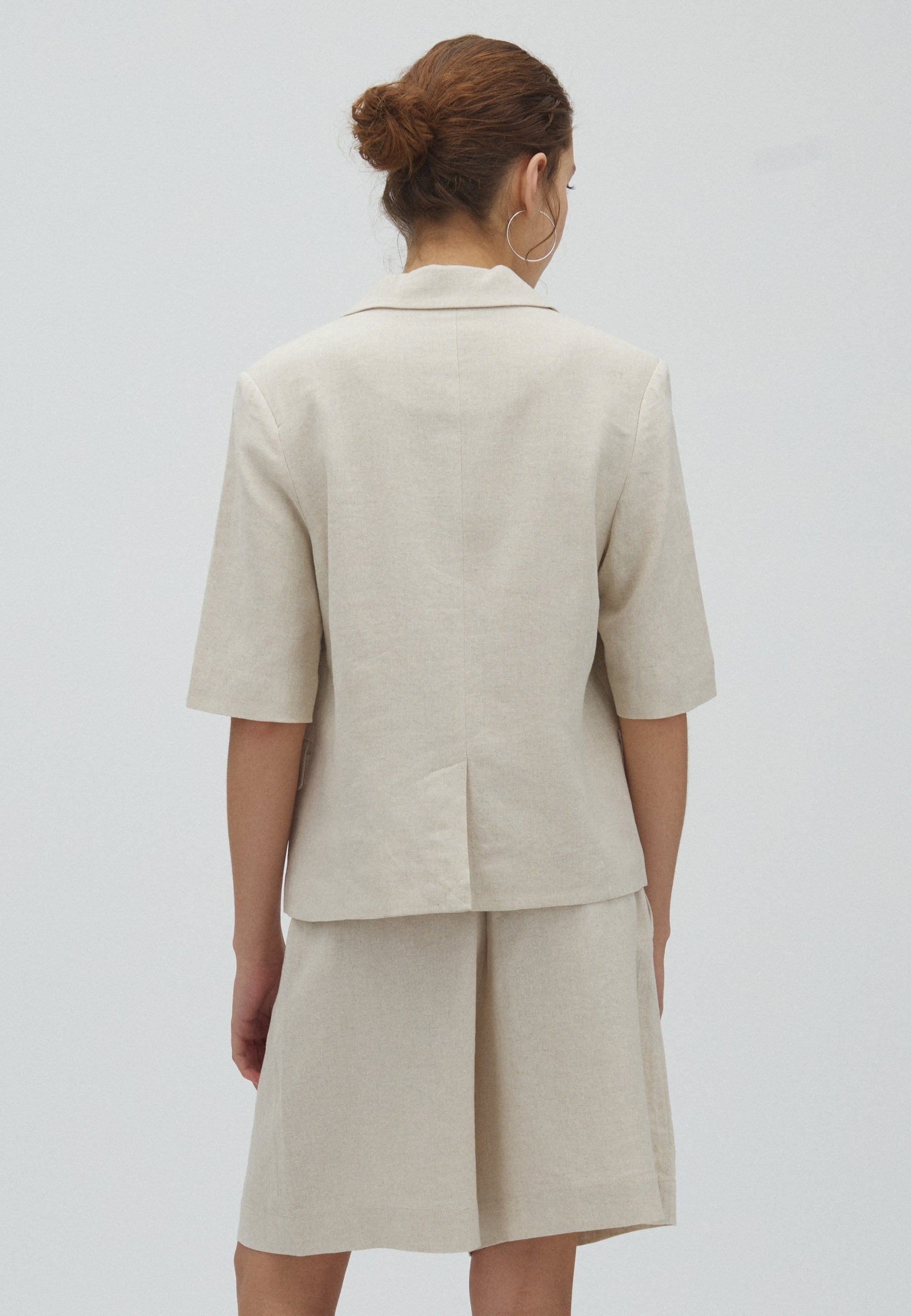 Morven-M_Natural Linen_Model_1