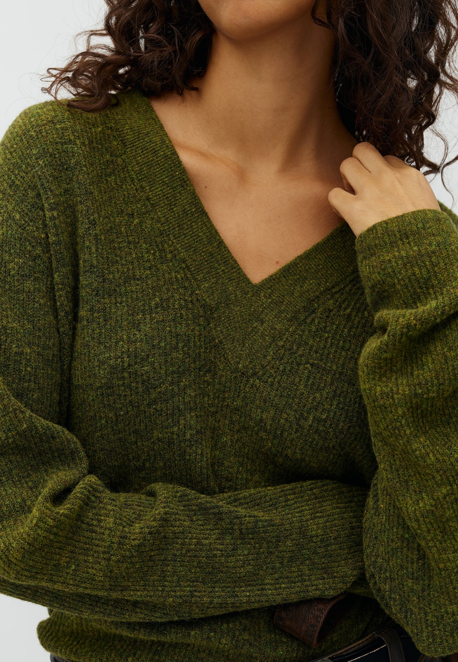 Asato V-M_Warm Olive Melange_Model_1