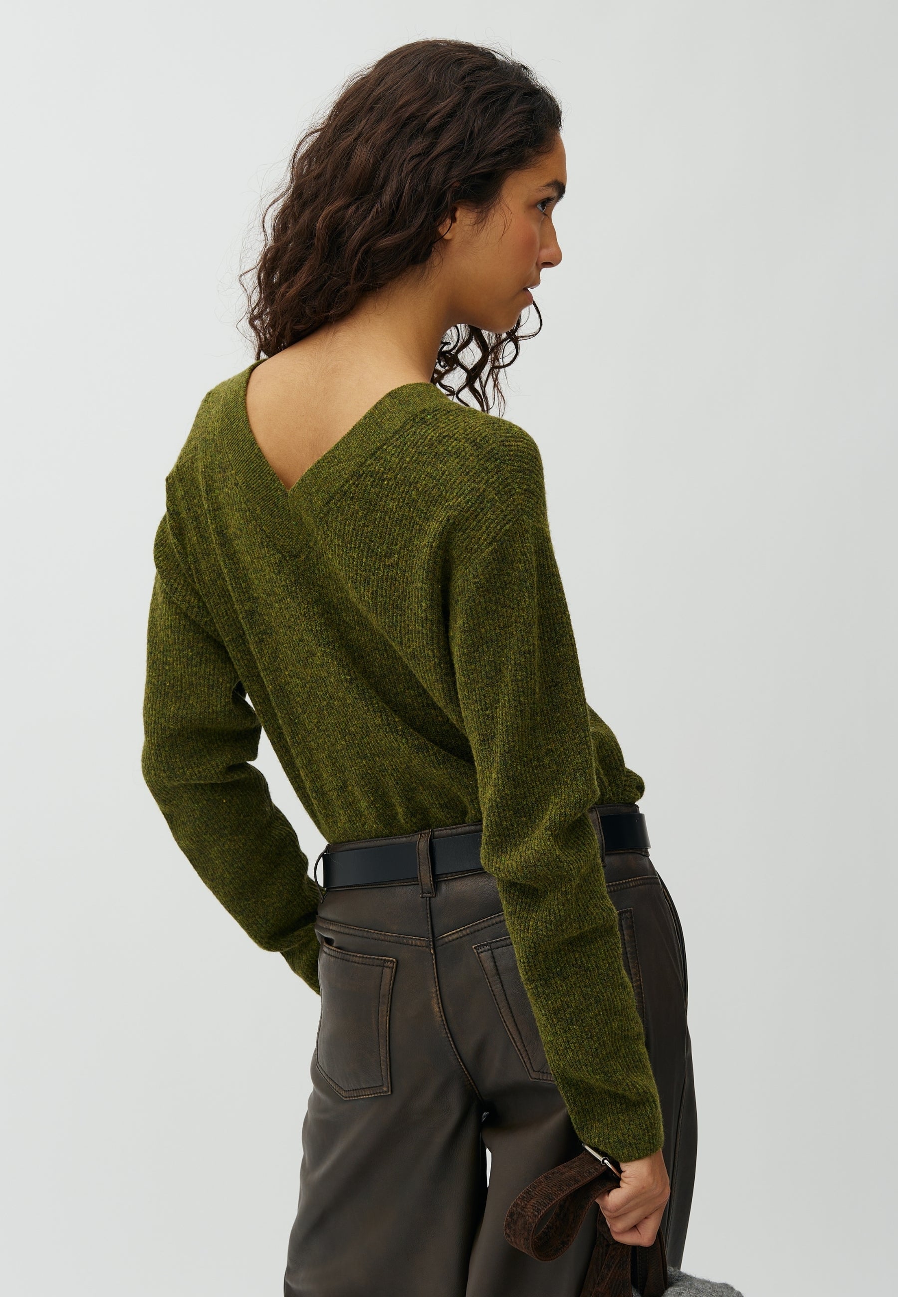 Asato V-M_Warm Olive Melange_Model_2