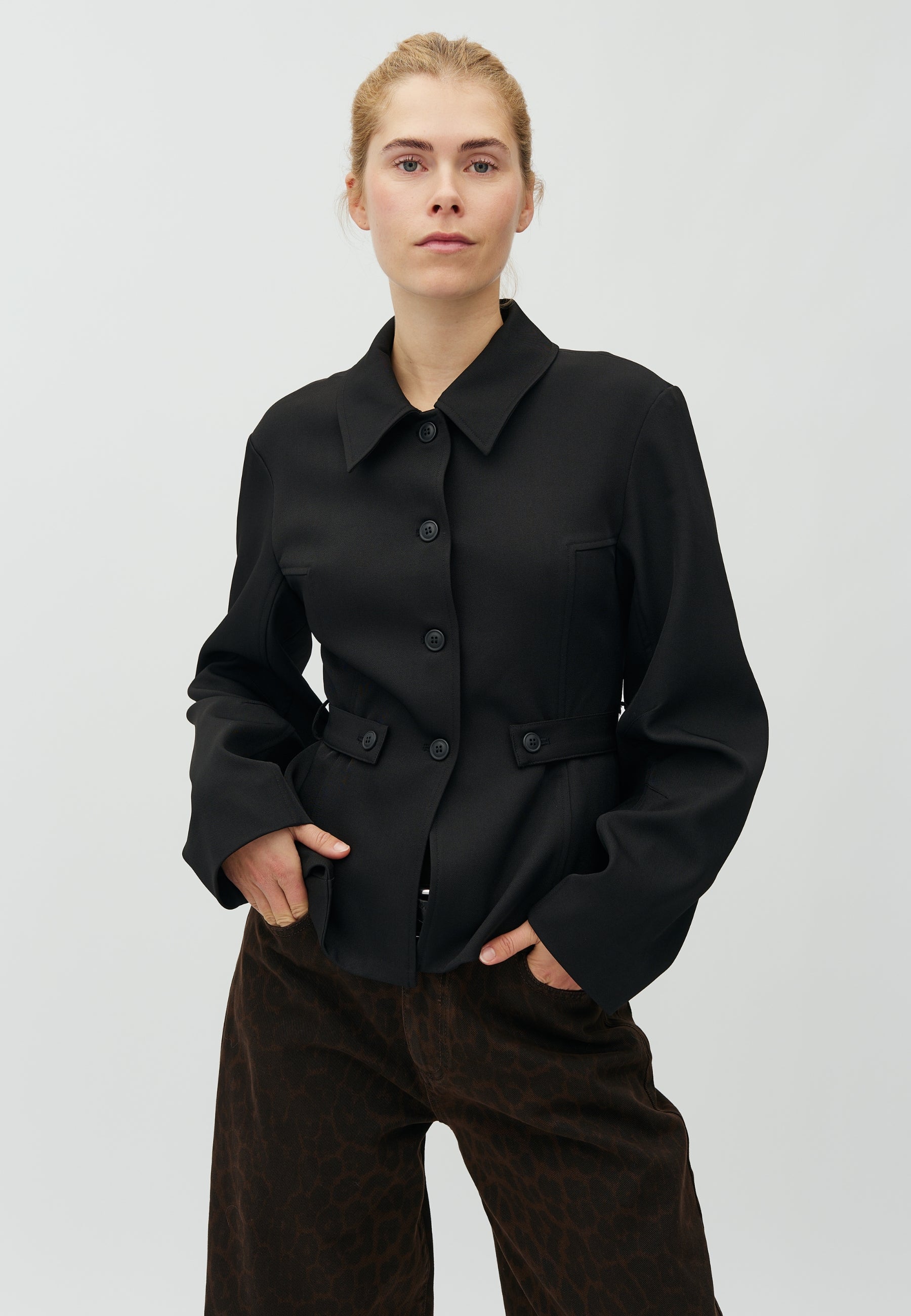 Yraella-M_Black_Model_0