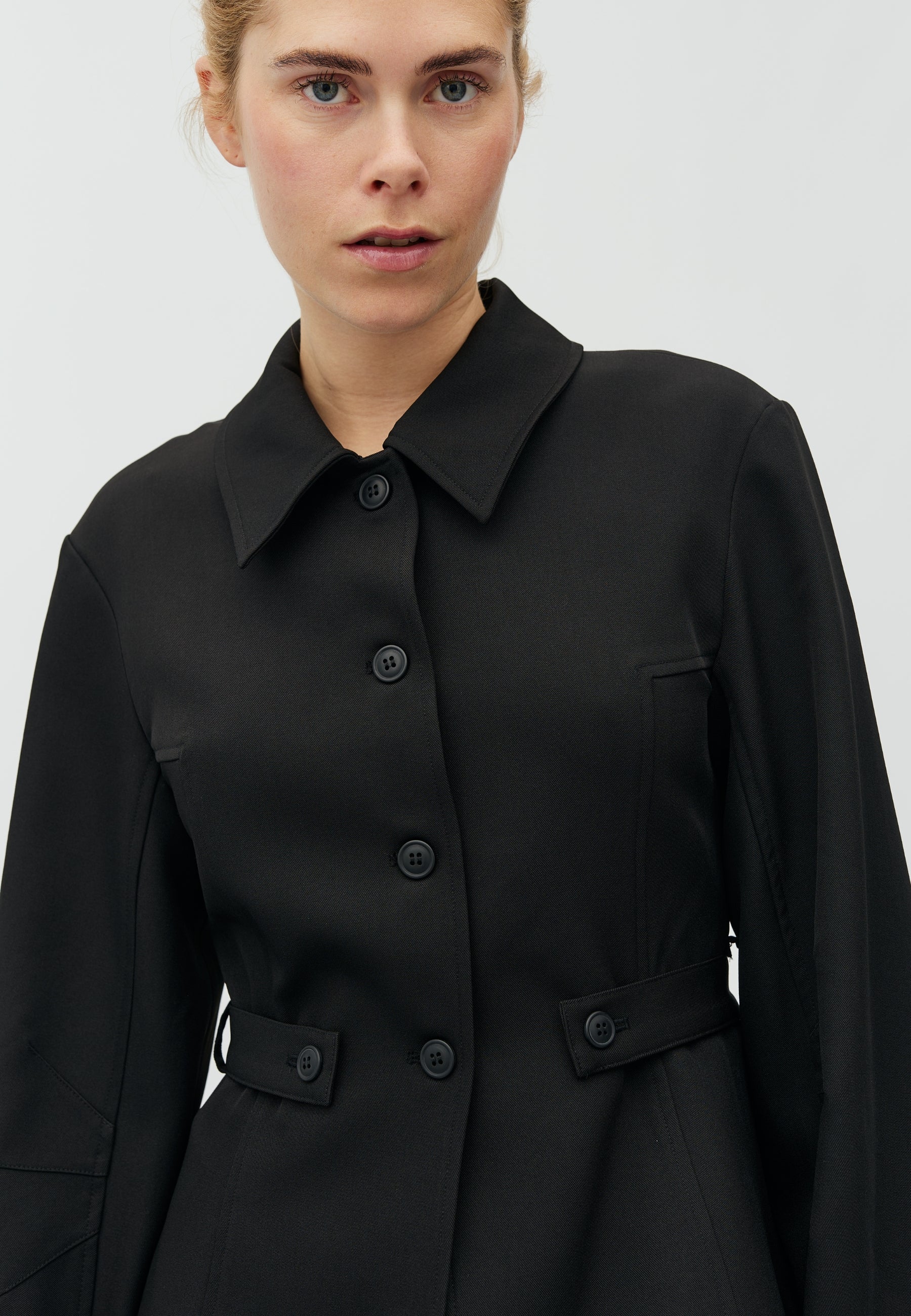 Yraella-M_Black_Model_1