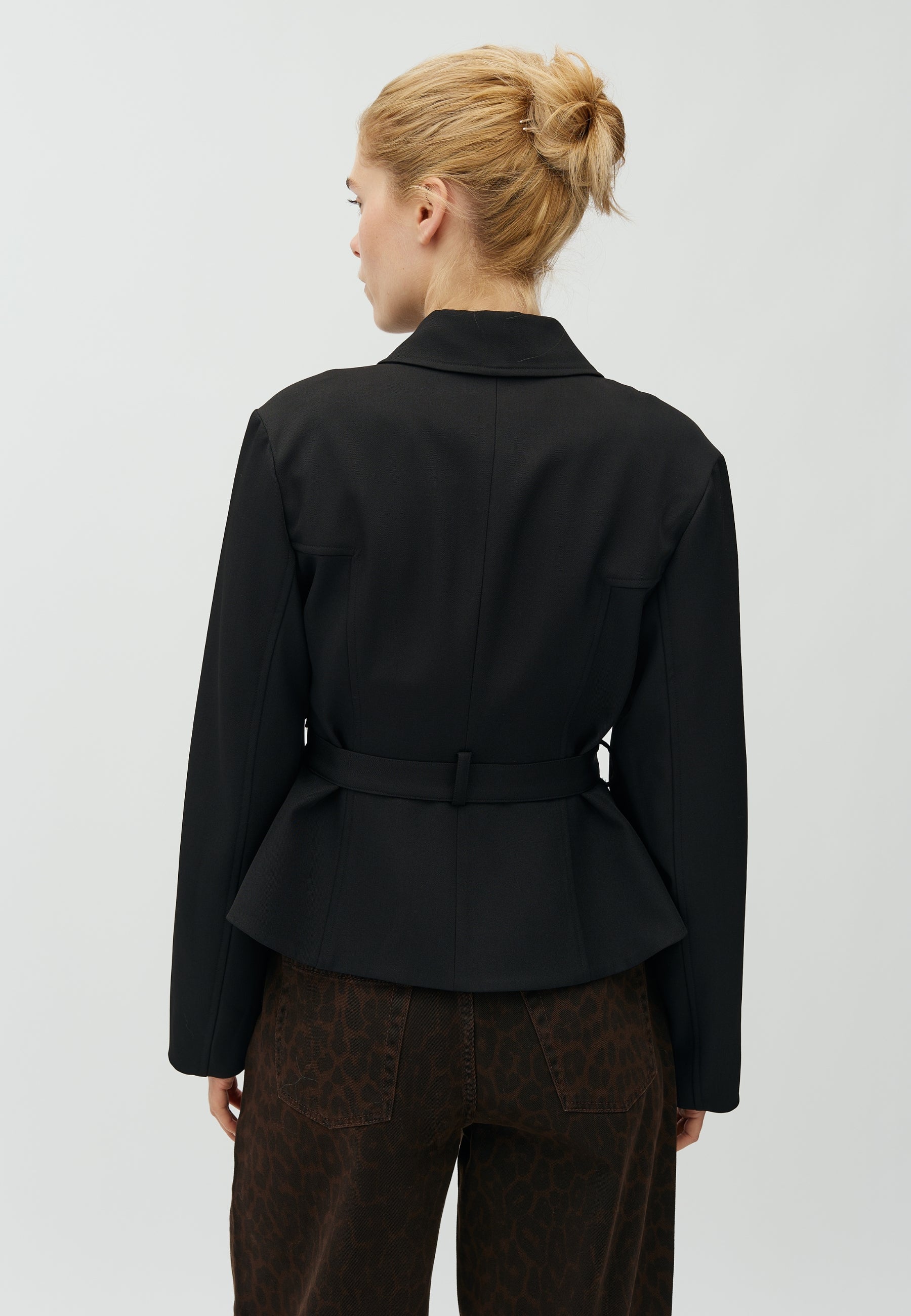 Yraella-M_Black_Model_2