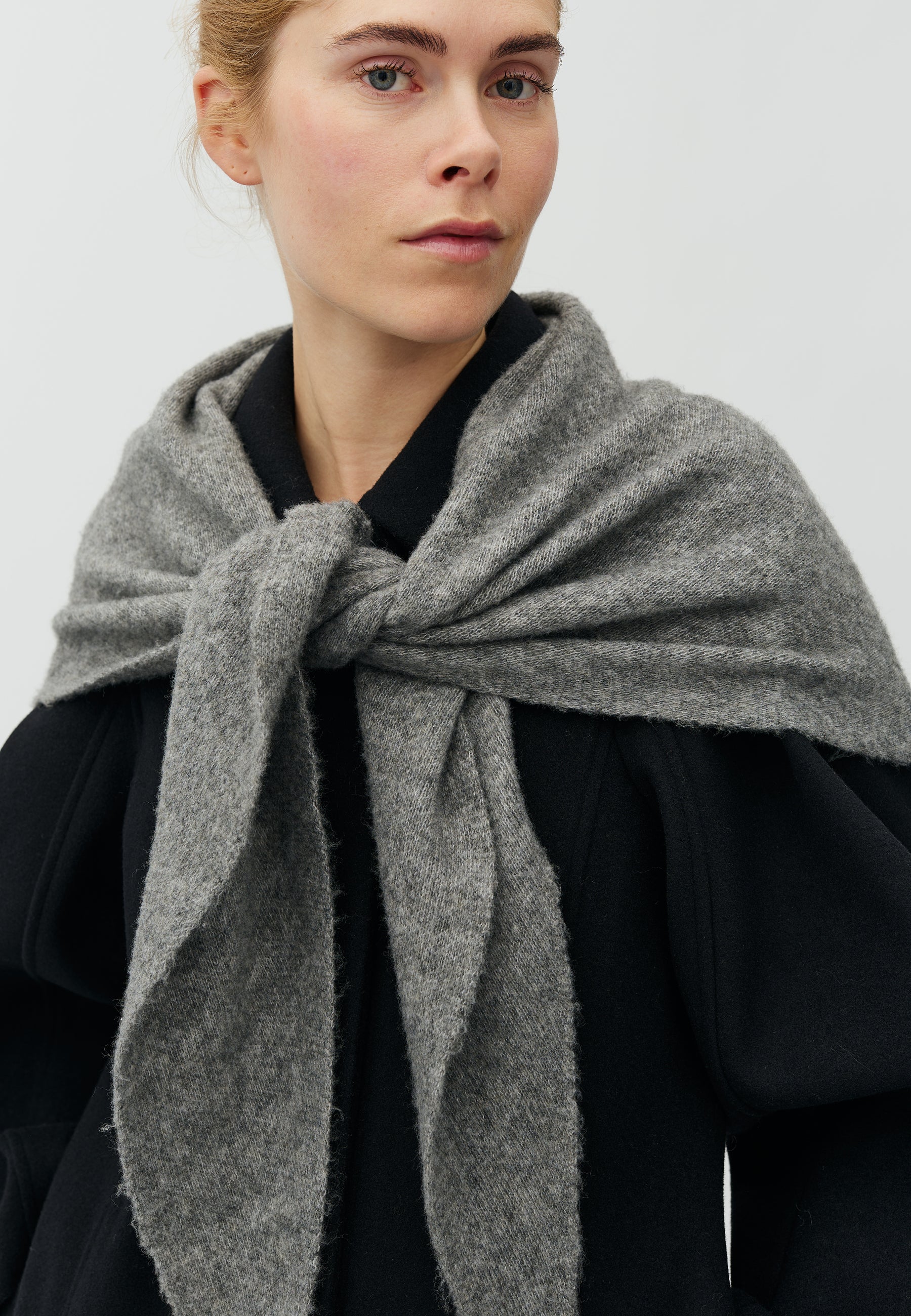Sevyn-M_Medium Grey Melange_Model_1