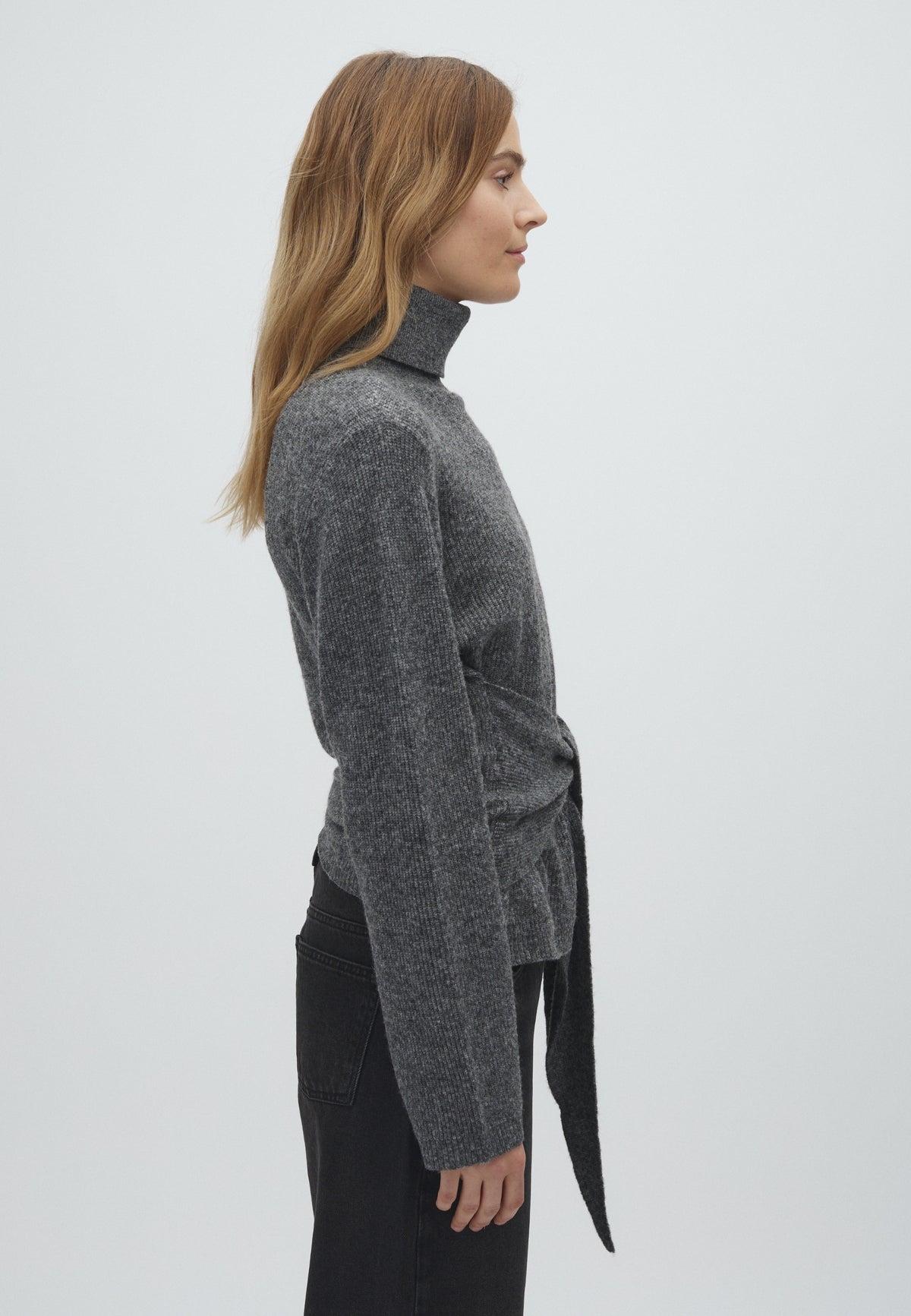 Sula-M_Charcoal Melange_Model_2