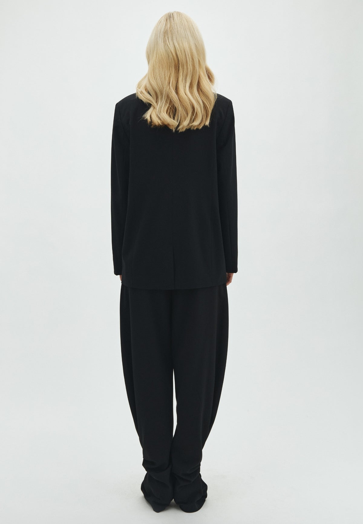 Pija Pleat-M_Black_Model_1