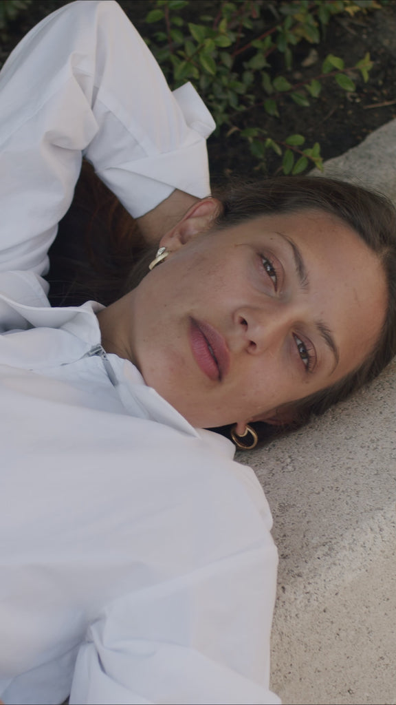 Kiala-M_White_Video_4