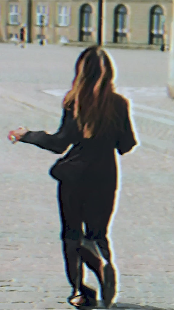 Kiala-M_White_Video_3